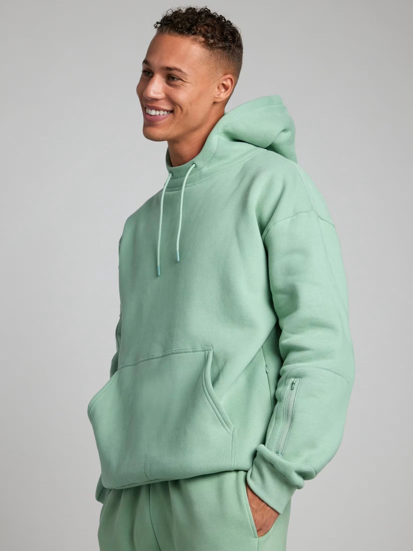 Rese-hoodie i flygplansläge