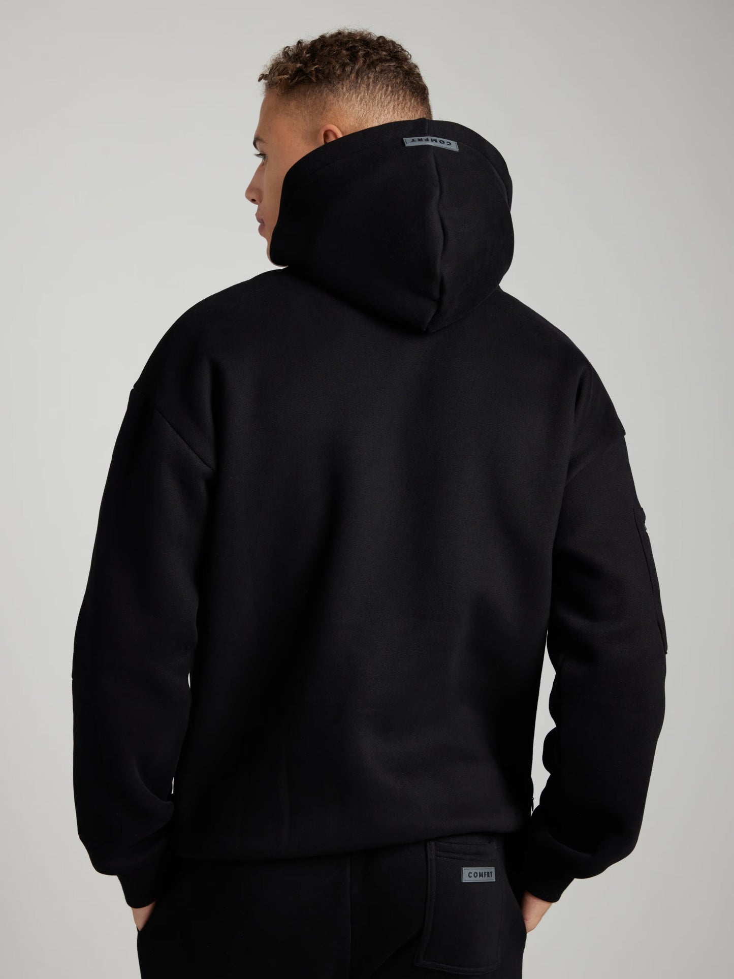 Rese-hoodie i flygplansläge