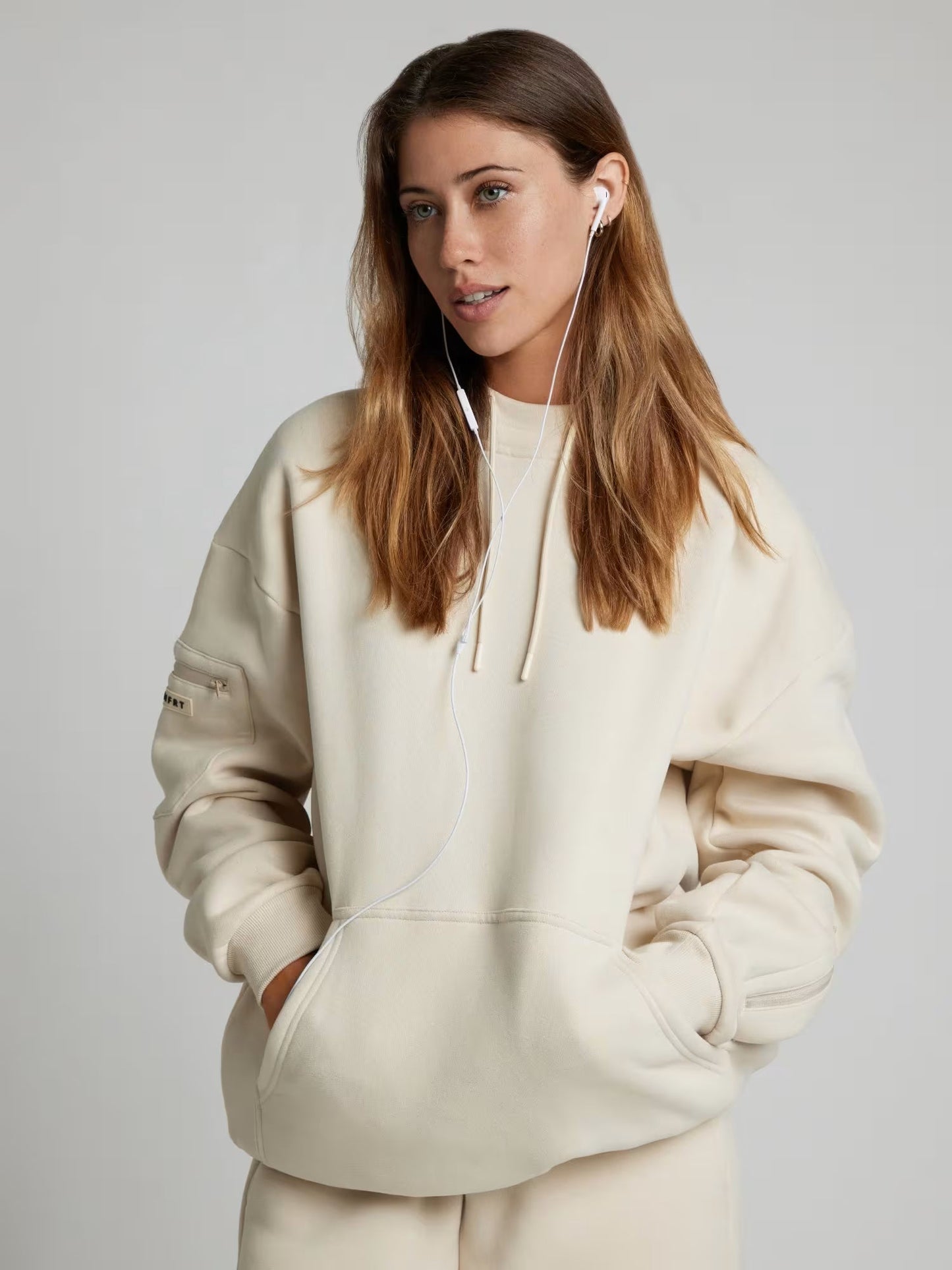 Rese-hoodie i flygplansläge