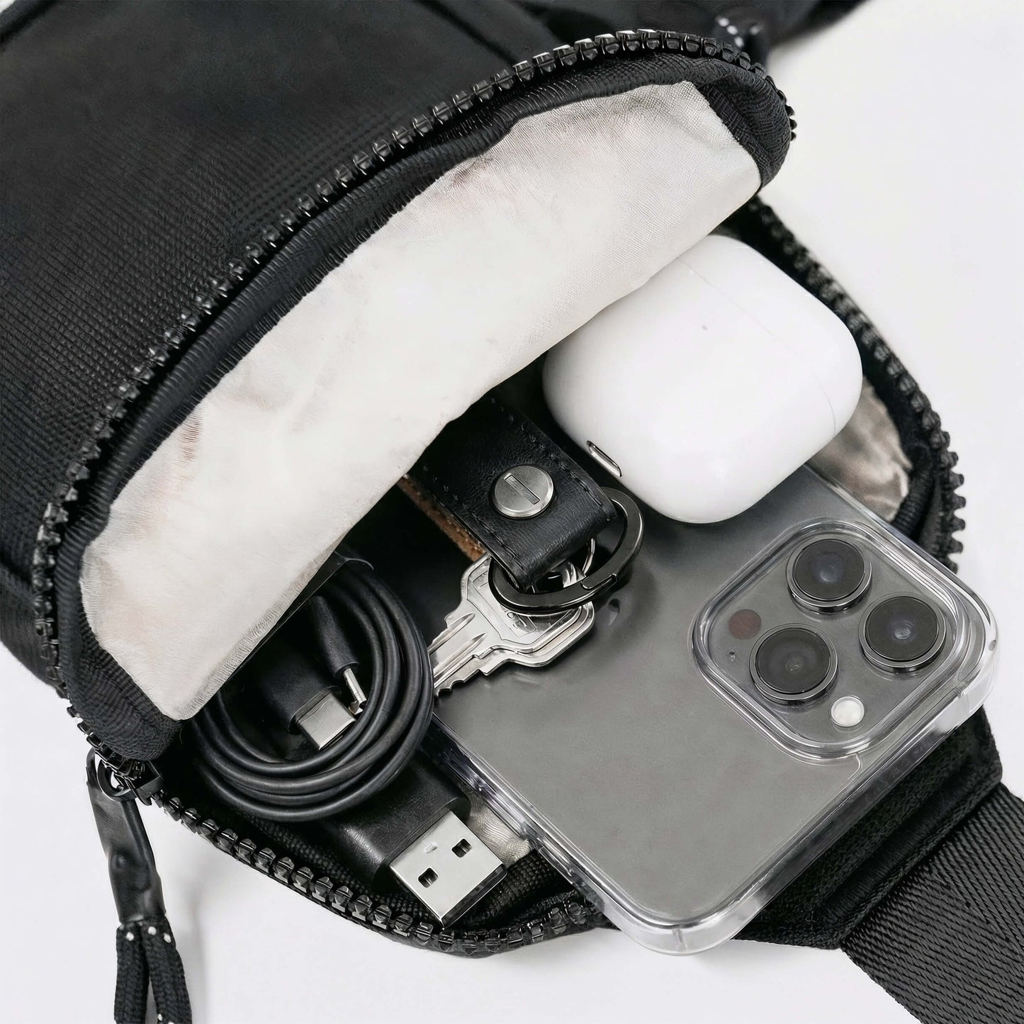 Plats för telefon, plånbok, pass och powerbank