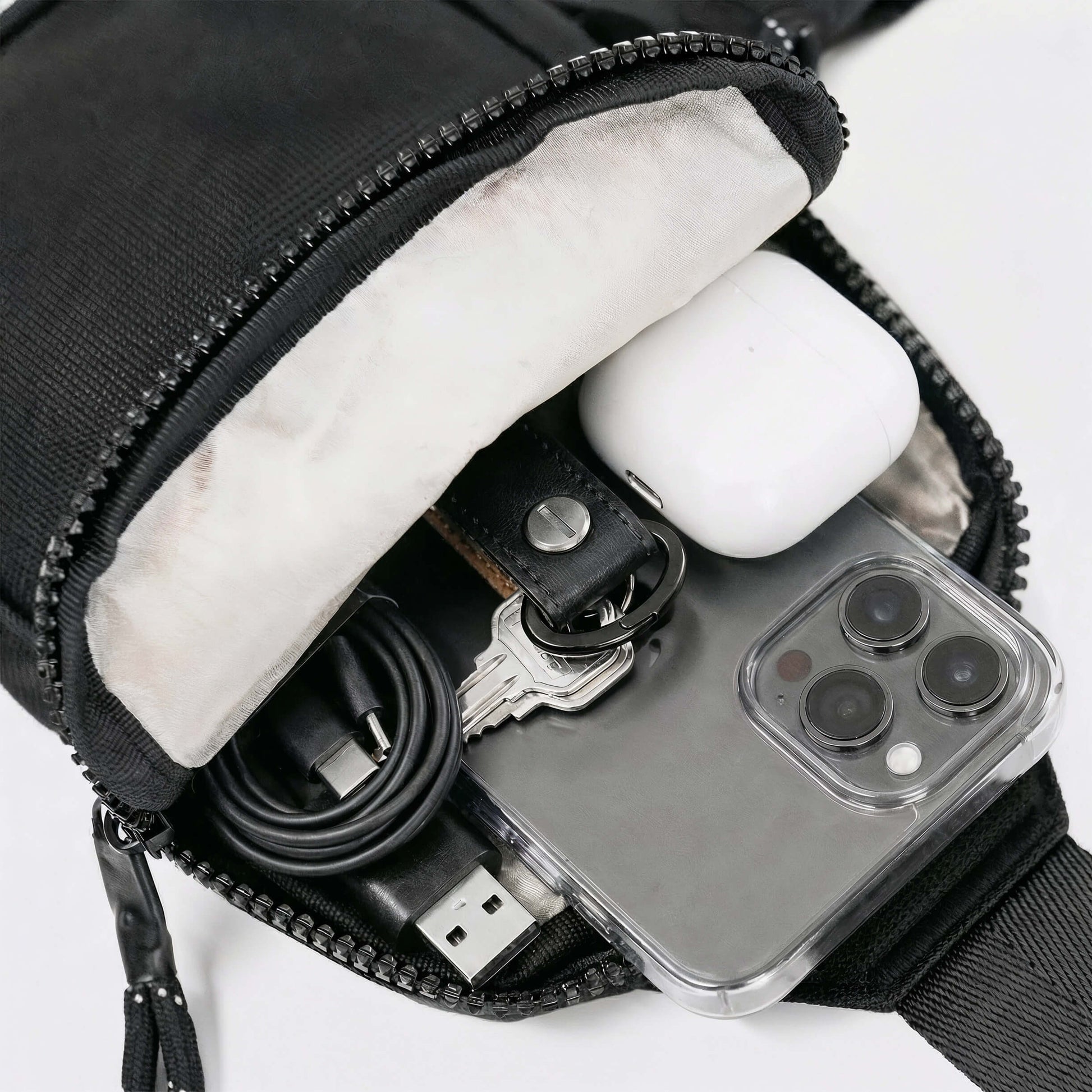 Plats för telefon, plånbok, pass och powerbank