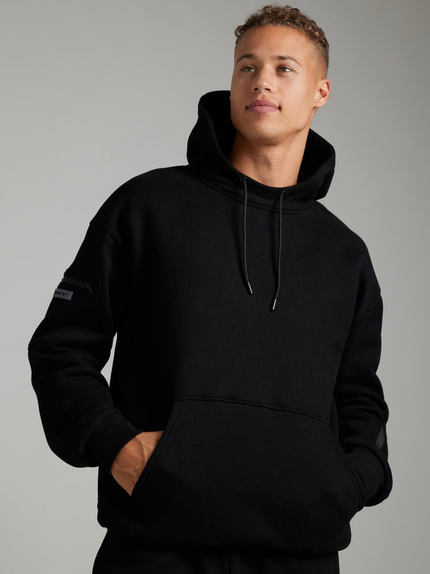 Rese-hoodie i flygplansläge