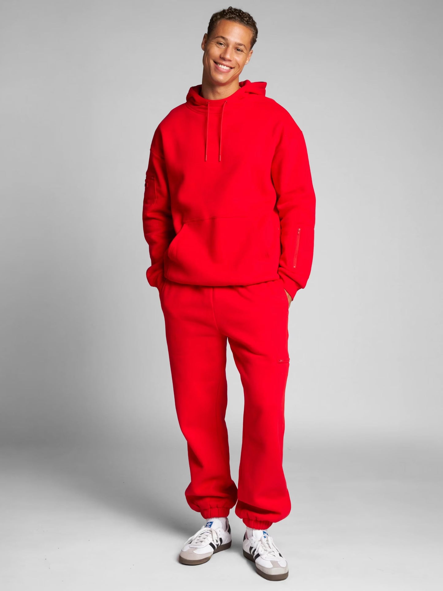 Rese-hoodie i flygplansläge