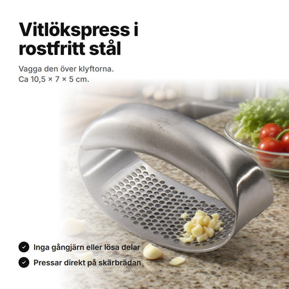 Vitlökspress i rostfritt stål på köksbänken – ca 10,5 × 7 × 5 cm, utan gångjärn eller lösa delar