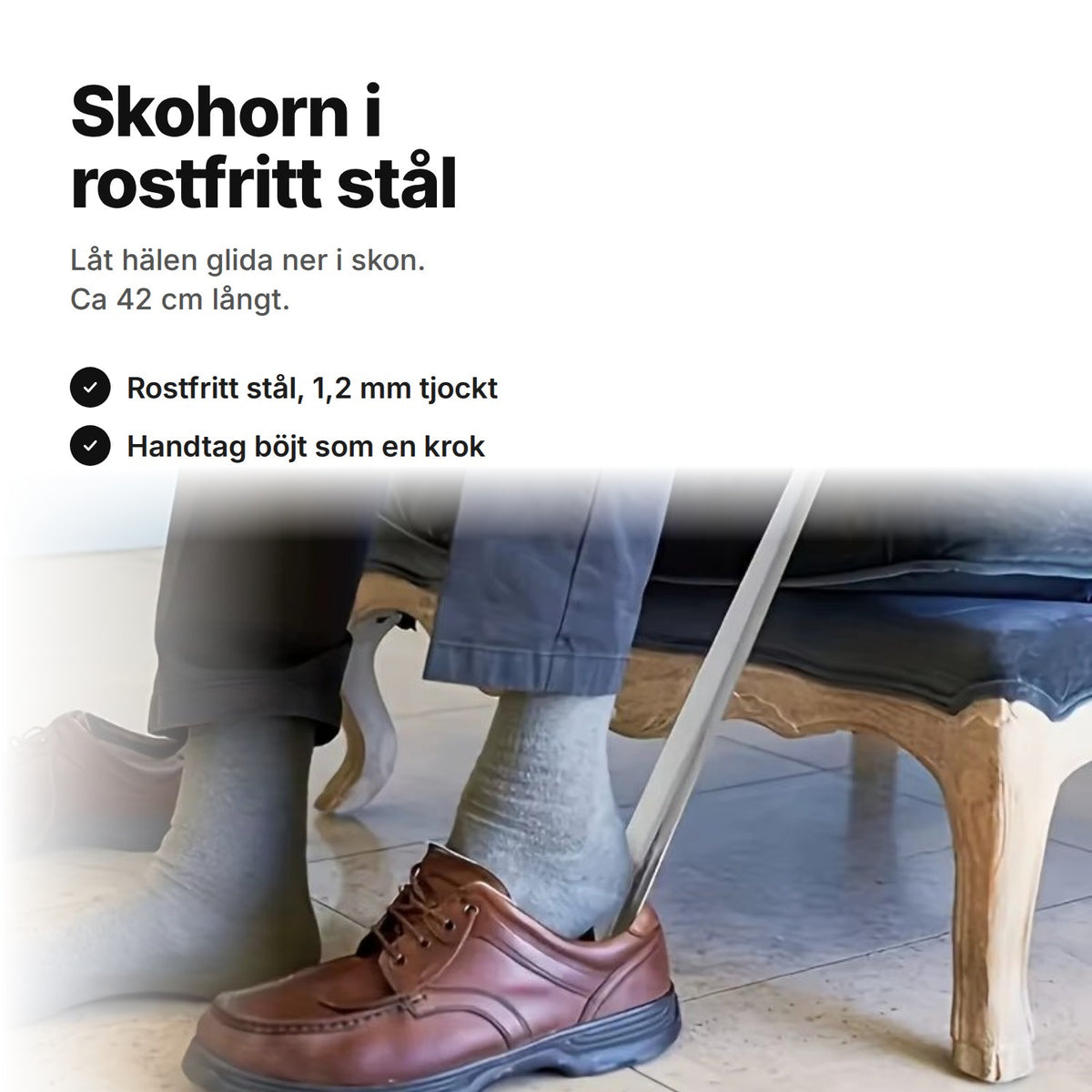 Skohorn i rostfritt stål bakom hälen när en sko tas på – ca 42 cm långt, med svart handtag böjt som en krok