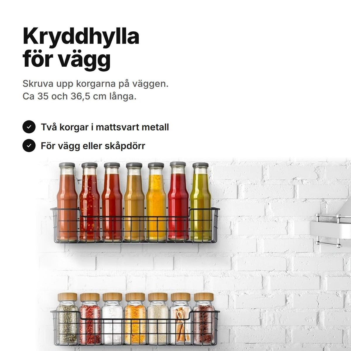 Kryddhylla för vägg: två svarta trådkorgar med kryddburkar och flaskor på en vit tegelvägg – ca 35 och 36,5 cm långa