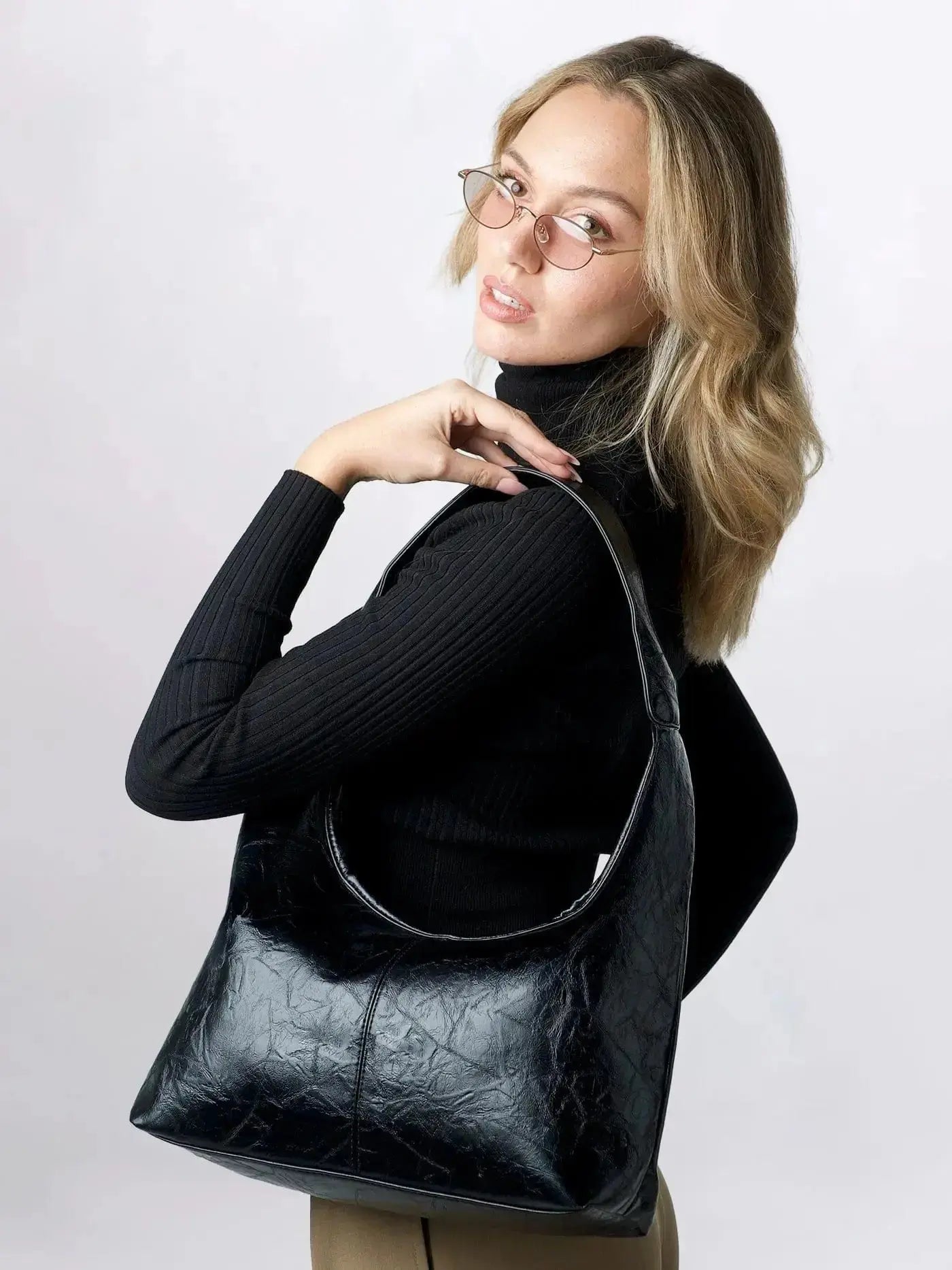 Scarlett axelväska buren över axeln