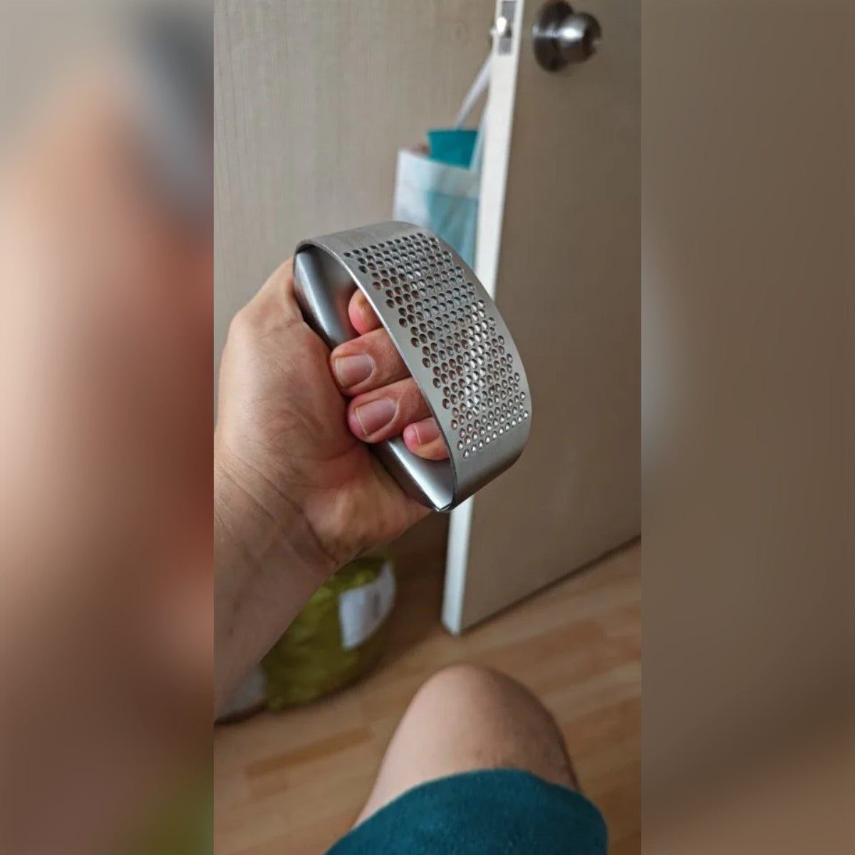 Köparbild: vitlökspressen i handen