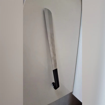 Köparens foto: skohornet med det svarta, krokformade handtaget