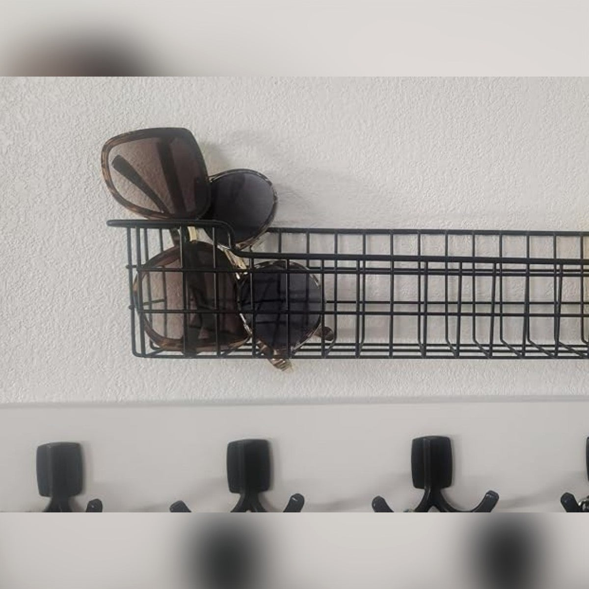 Köparens foto: korgen på väggen i hallen med solglasögon