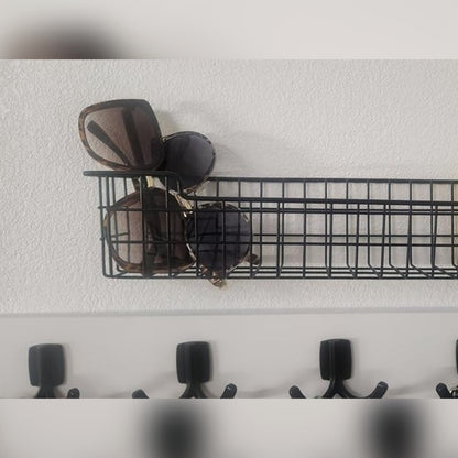 Köparens foto: korgen på väggen i hallen med solglasögon