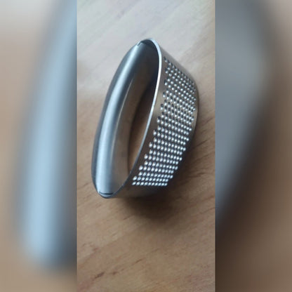 Köparbild: vitlökspressen i rostfritt stål sedd från sidan