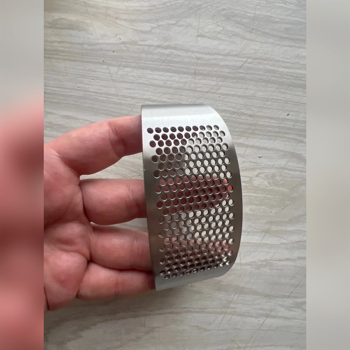 Köparbild: vitlökspressen i en hand